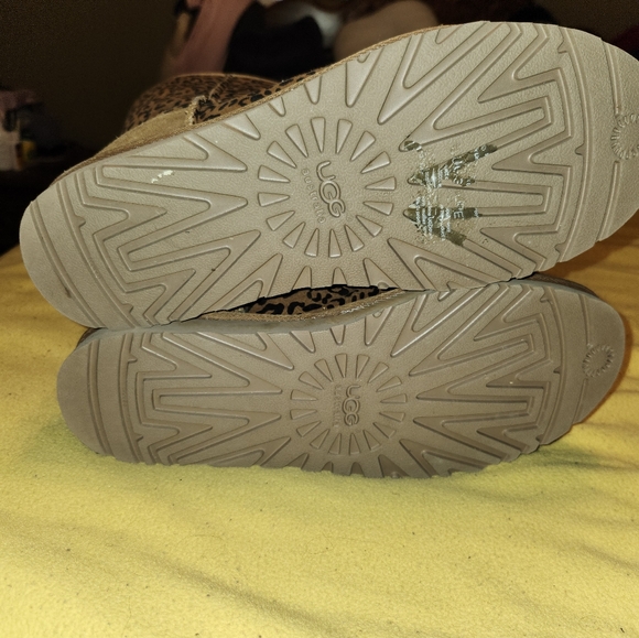 Genuine UGG Boots - Picture 8 of 9